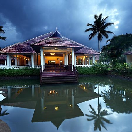 Abad Whispering Palms Hotell Kumarakom Exteriör bild