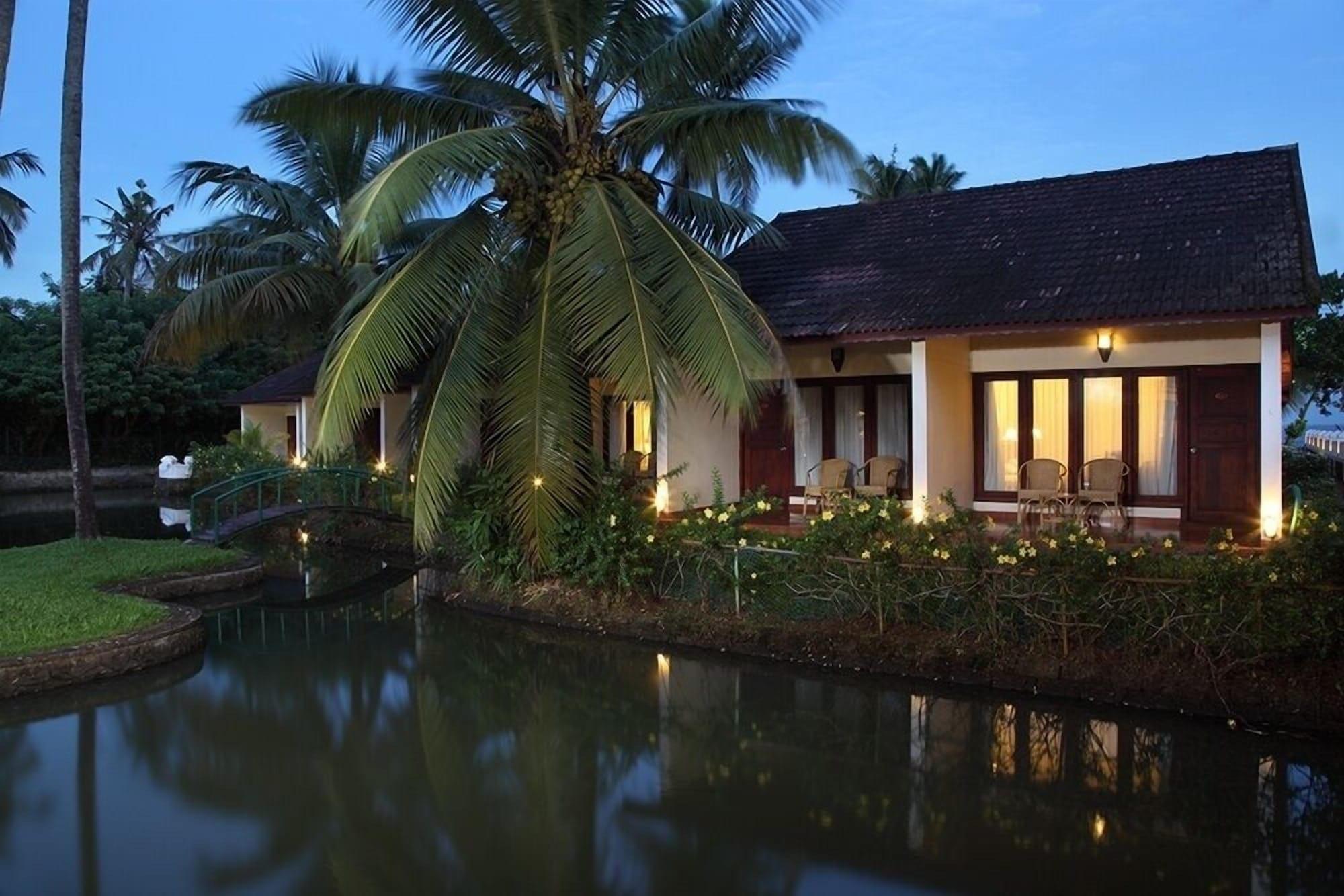 Abad Whispering Palms Hotell Kumarakom Exteriör bild