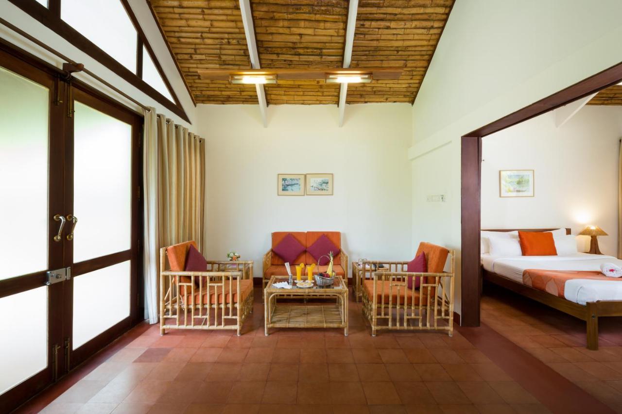 Abad Whispering Palms Hotell Kumarakom Exteriör bild