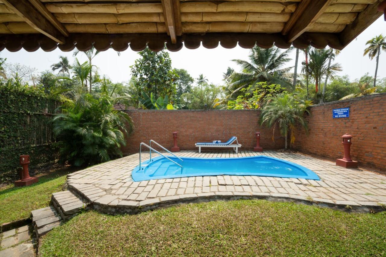 Abad Whispering Palms Hotell Kumarakom Exteriör bild