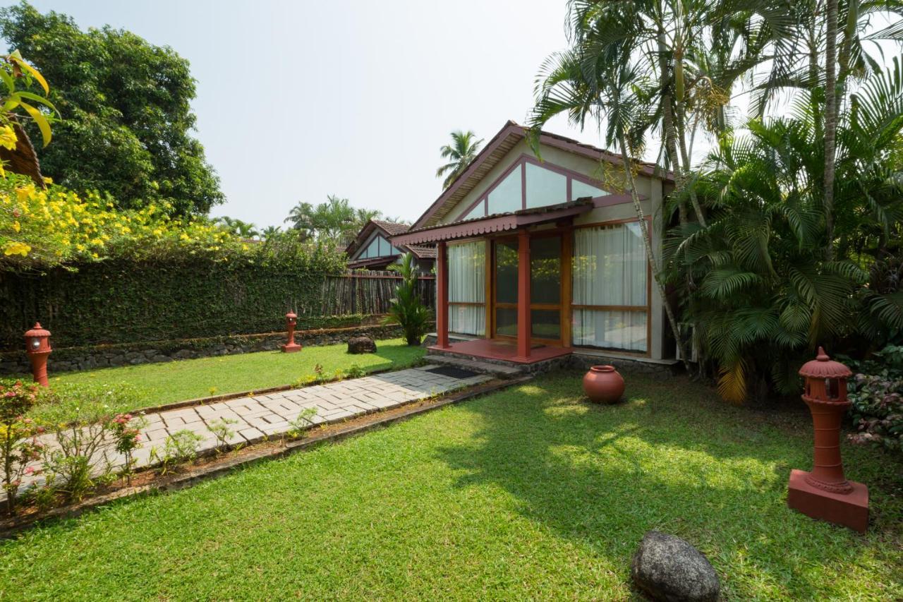Abad Whispering Palms Hotell Kumarakom Exteriör bild