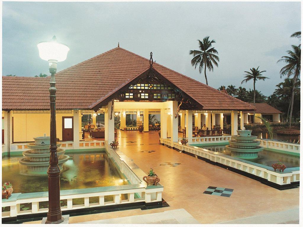 Abad Whispering Palms Hotell Kumarakom Exteriör bild