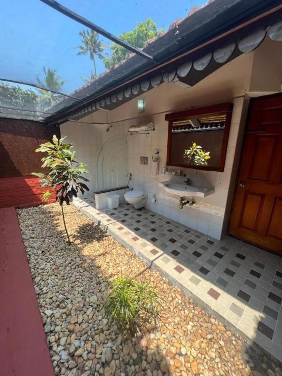 Abad Whispering Palms Hotell Kumarakom Exteriör bild