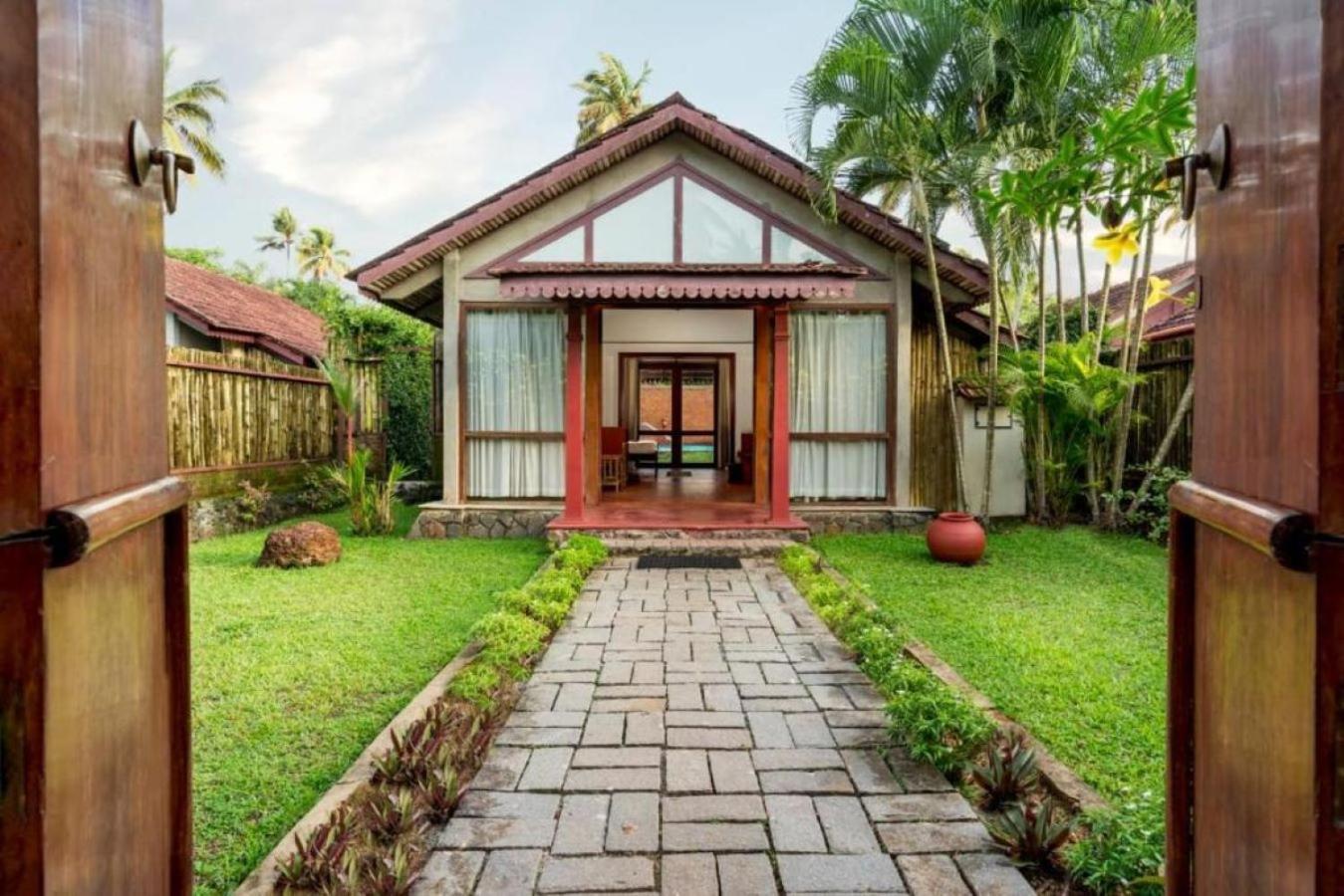 Abad Whispering Palms Hotell Kumarakom Exteriör bild