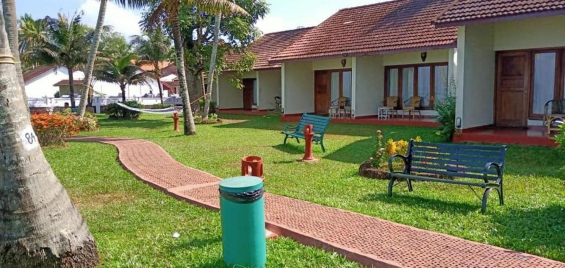 Abad Whispering Palms Hotell Kumarakom Exteriör bild