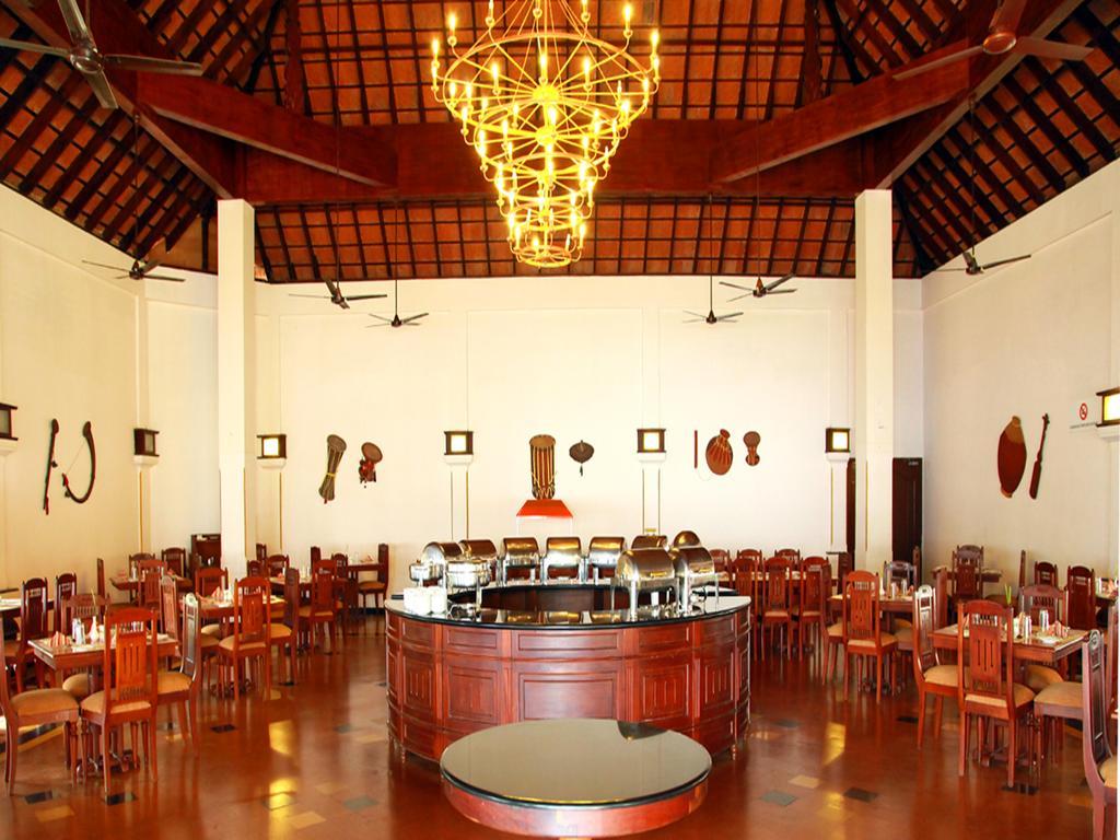 Abad Whispering Palms Hotell Kumarakom Exteriör bild