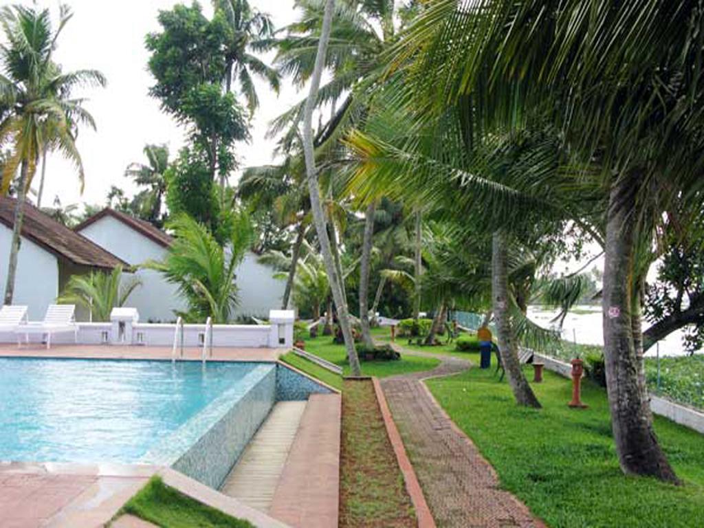 Abad Whispering Palms Hotell Kumarakom Exteriör bild