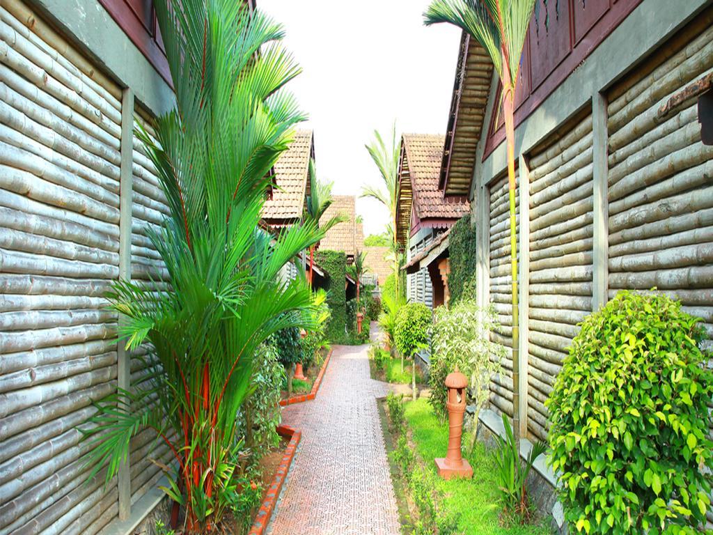 Abad Whispering Palms Hotell Kumarakom Exteriör bild