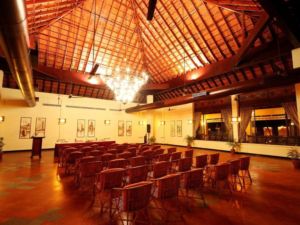 Abad Whispering Palms Hotell Kumarakom Exteriör bild