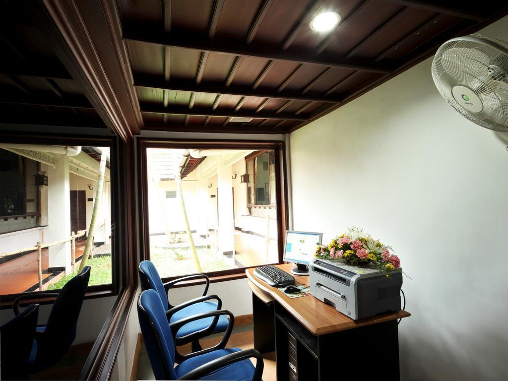Abad Whispering Palms Hotell Kumarakom Exteriör bild