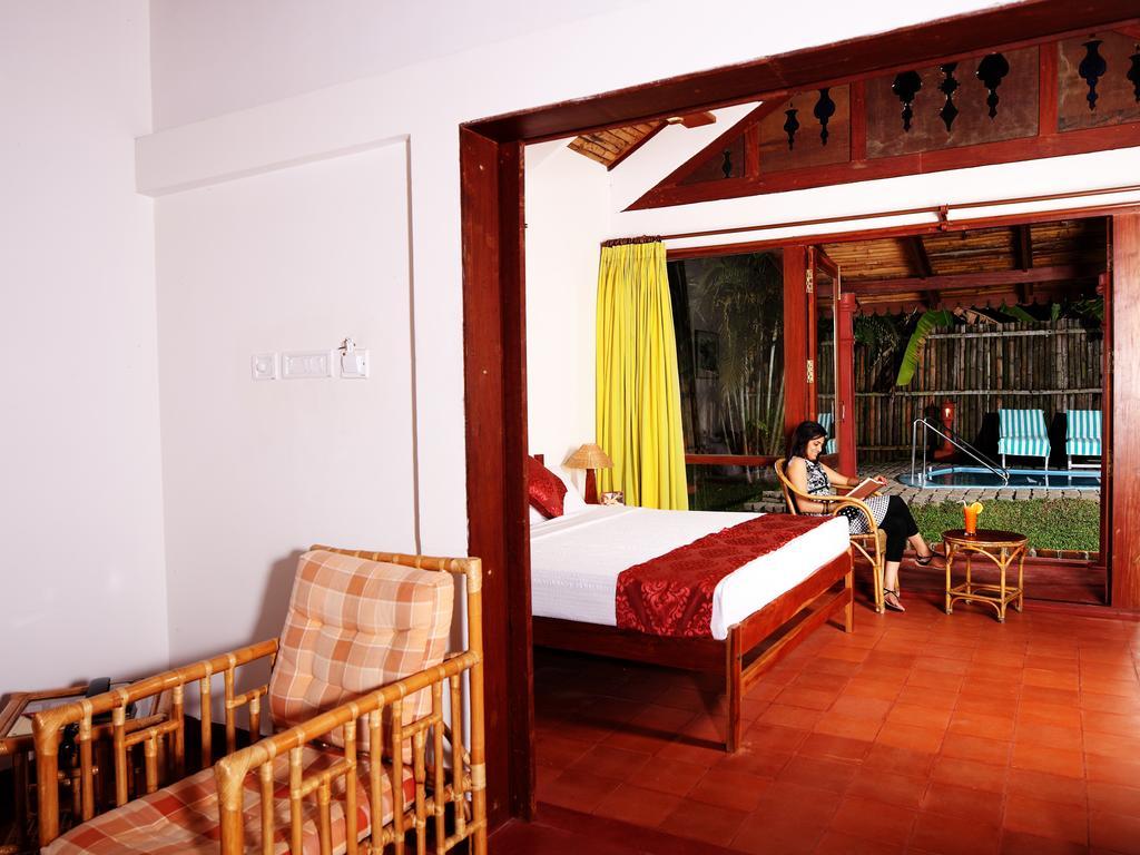 Abad Whispering Palms Hotell Kumarakom Exteriör bild