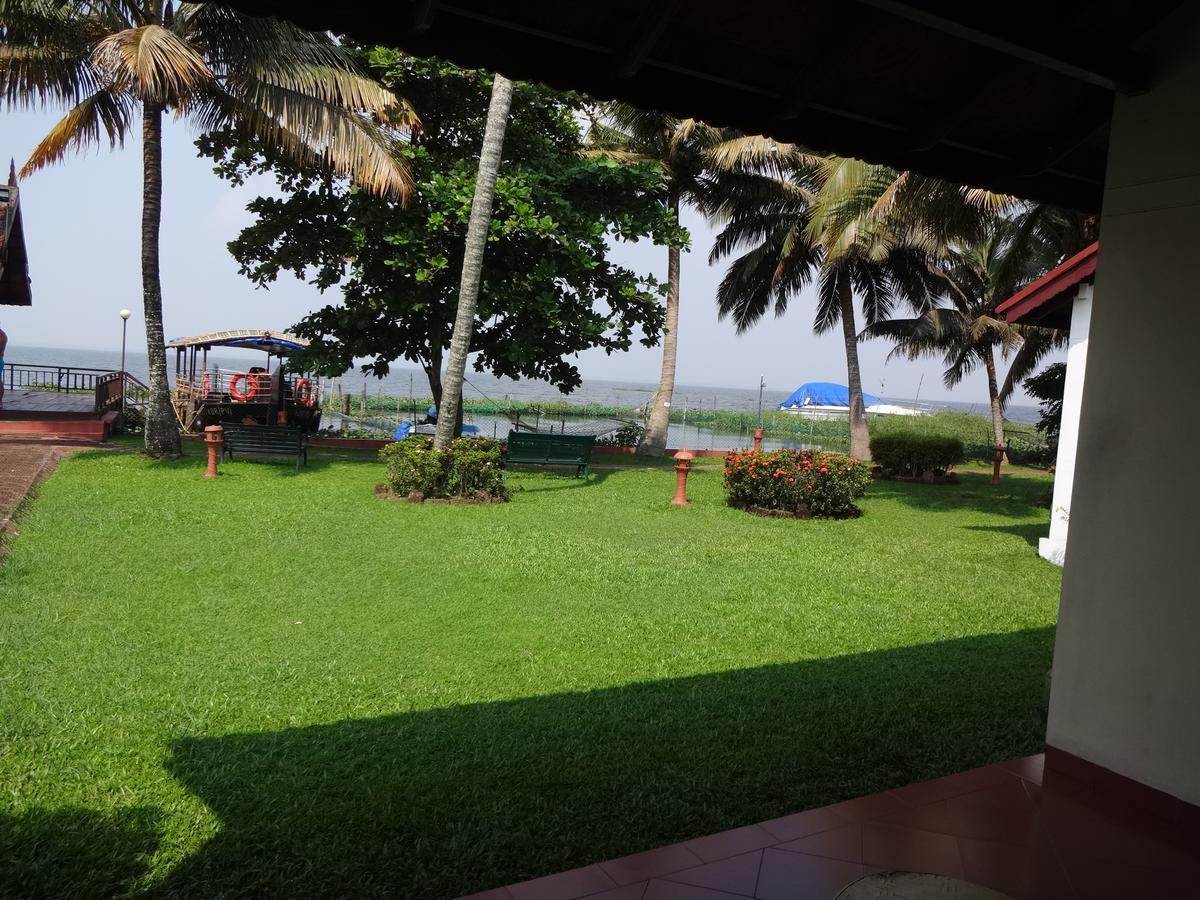 Abad Whispering Palms Hotell Kumarakom Exteriör bild