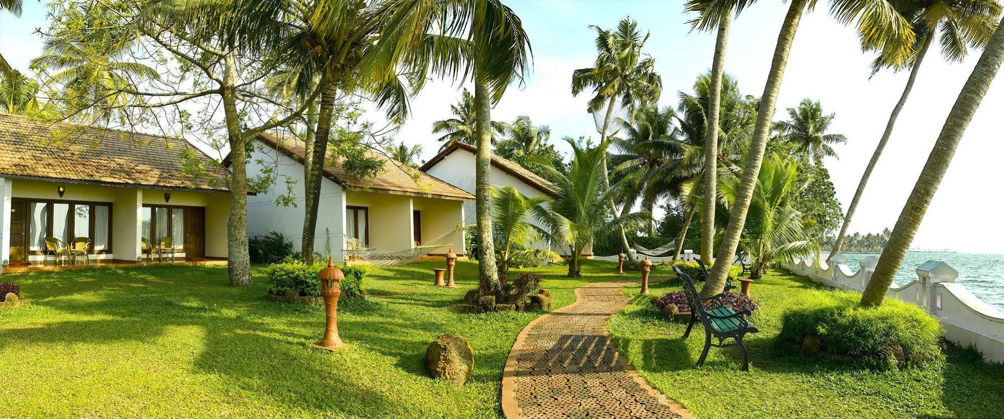 Abad Whispering Palms Hotell Kumarakom Exteriör bild