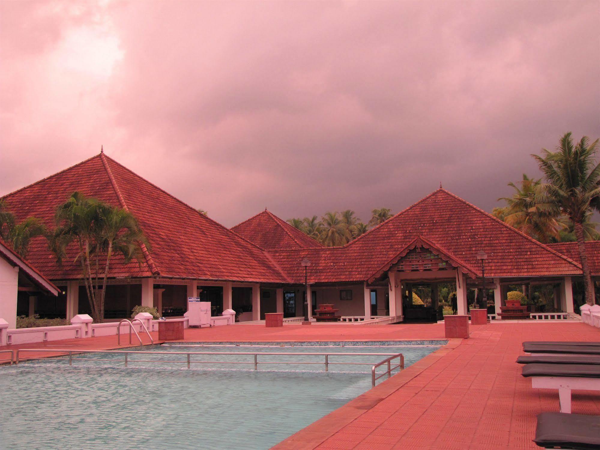 Abad Whispering Palms Hotell Kumarakom Exteriör bild