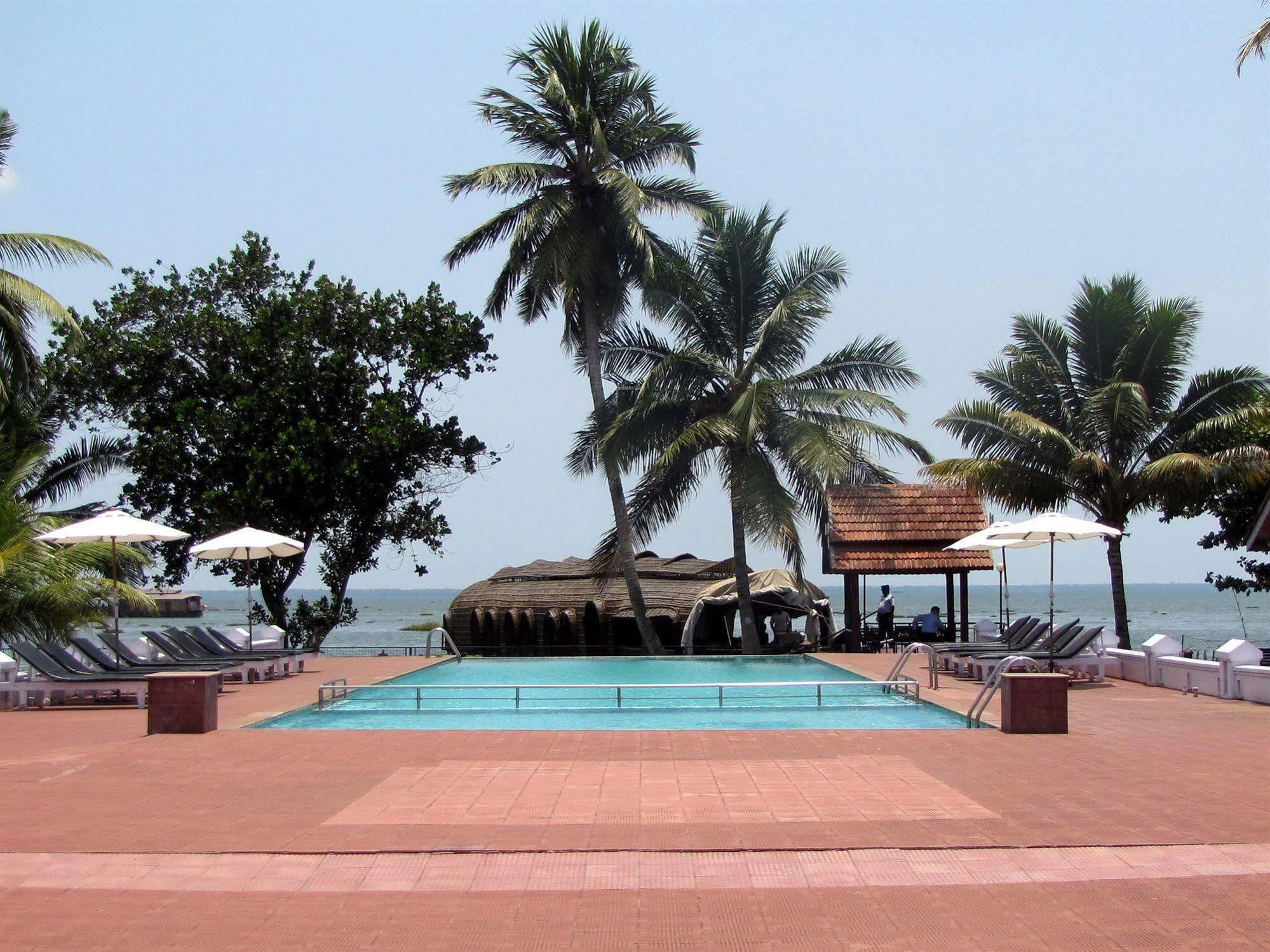 Abad Whispering Palms Hotell Kumarakom Exteriör bild