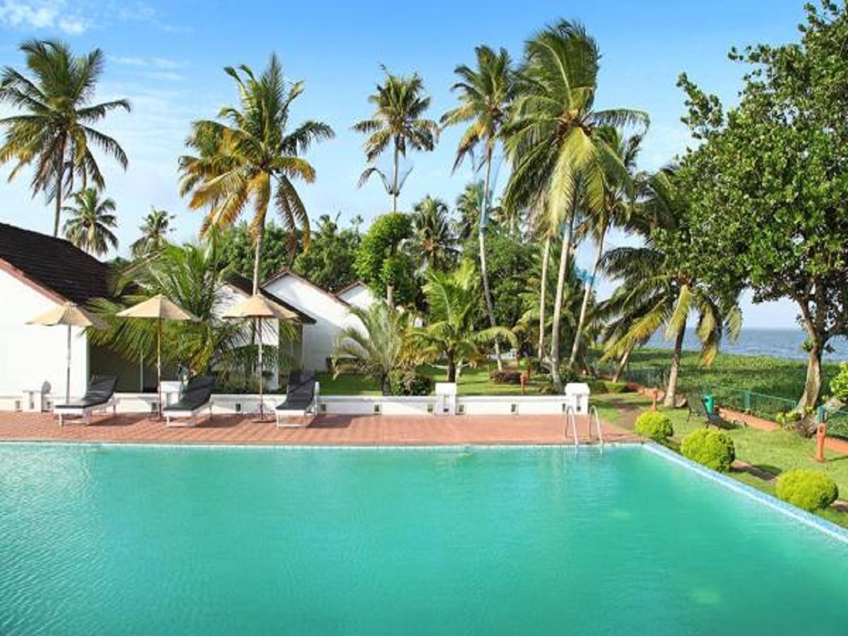 Abad Whispering Palms Hotell Kumarakom Exteriör bild