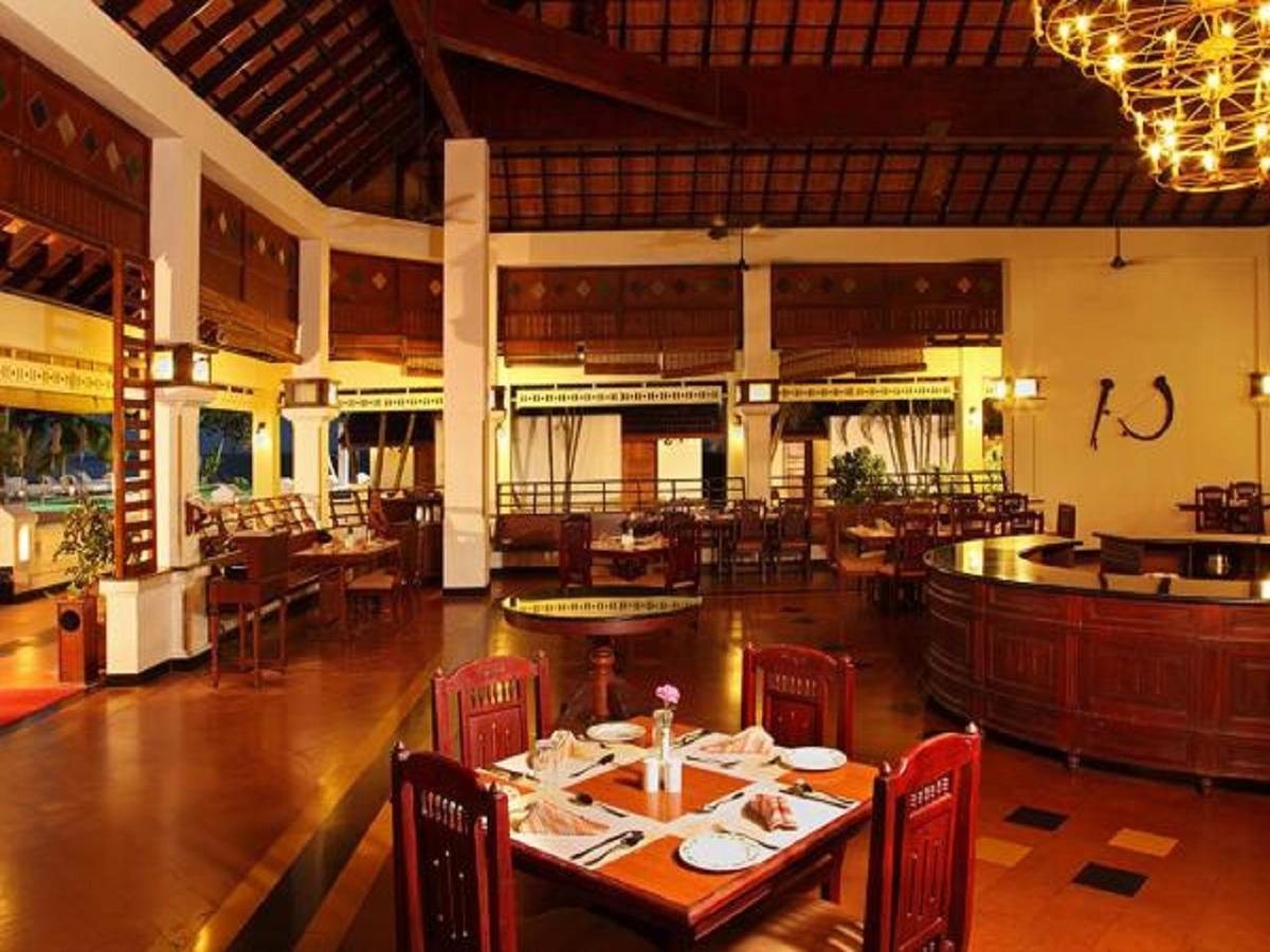Abad Whispering Palms Hotell Kumarakom Exteriör bild