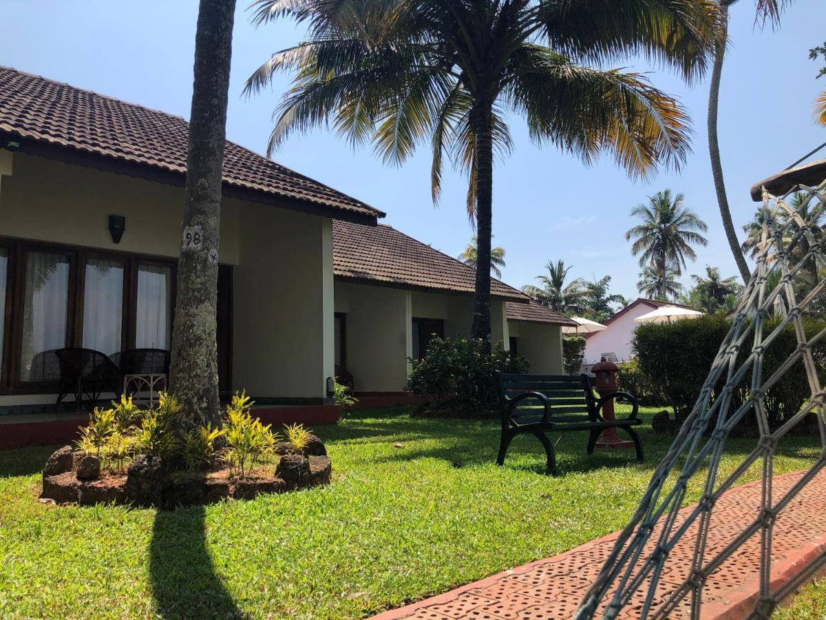 Abad Whispering Palms Hotell Kumarakom Exteriör bild