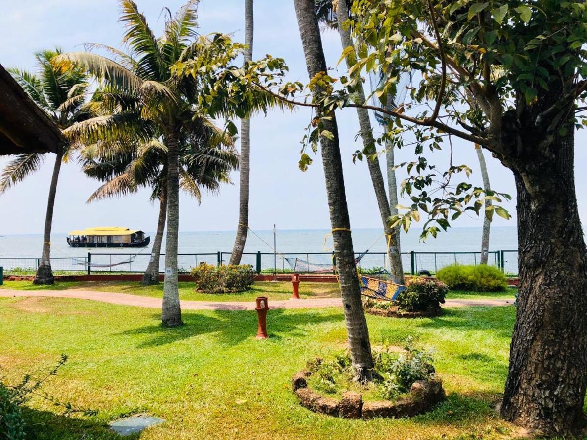 Abad Whispering Palms Hotell Kumarakom Exteriör bild